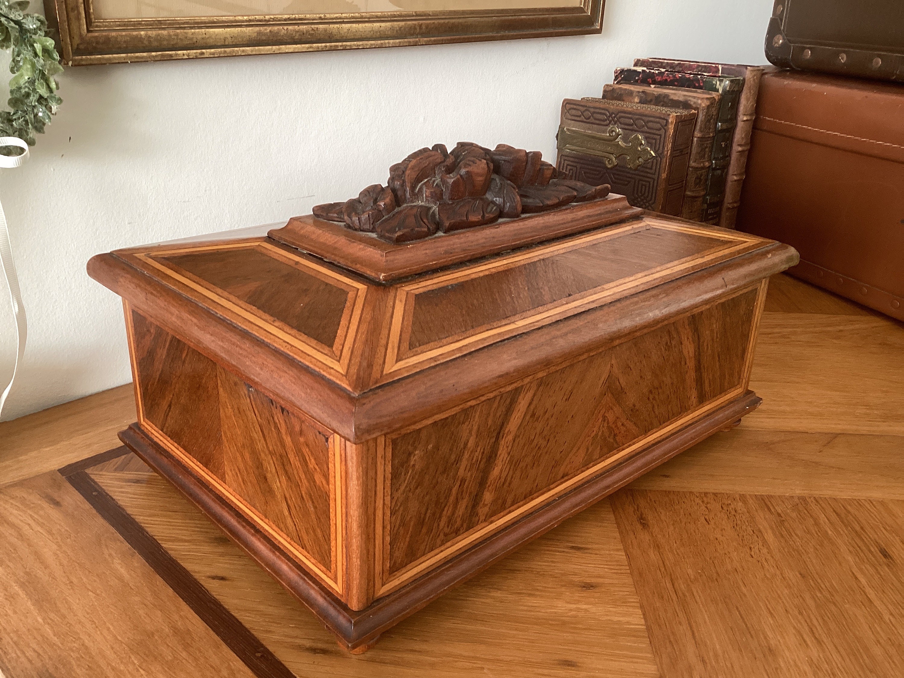 ELEGANTE BOITE BOIS Sculpté OISEAUX & FLEURS Origine ASIE intérieur rouge D