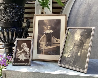 Vintage photo frames with domed glass and pearl edge - unique and charming - can be used standing or hanging - vintage frame in (silver-colored) copper