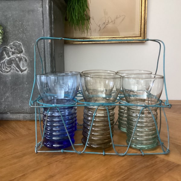 Verres à limonade vintage en rack - 3 couleurs de verre - fabriqués vers 1950 - rack en fil métallique bleu