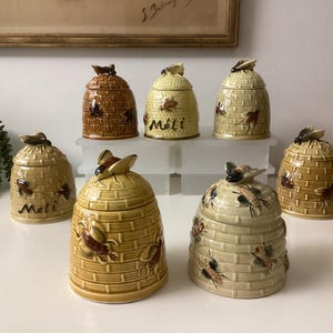 Honingpot in diverse kleuren en uitvoeringen - bijen decoreren deze vintage aardewerk honing potjes - leuk en decoratief op de ontbijt tafel