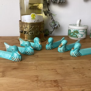 Porte-couteaux Canards en faïence - faïence de couleur vert d'eau avec bec en feuille d'or et accents sur le corps - fabriqué env. 1930 en France