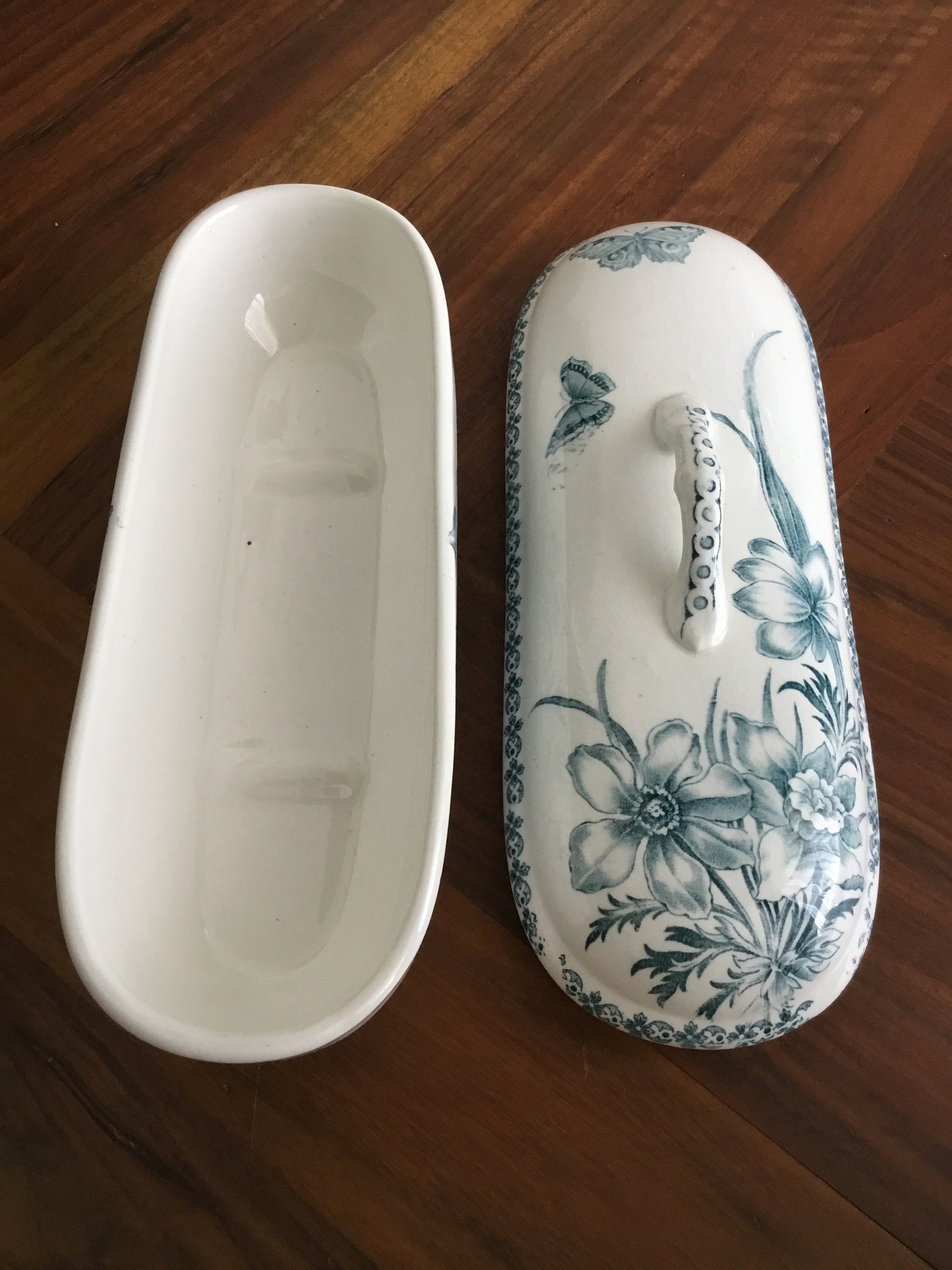 陶器製 ソープディッシュ 蓋付きファインダーと花を備えた 1900 年の