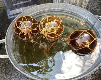 Guirlande De 5 Anciens Flotteurs De Pêche En Verre Avec Filet En Corde - Vintage French Finds