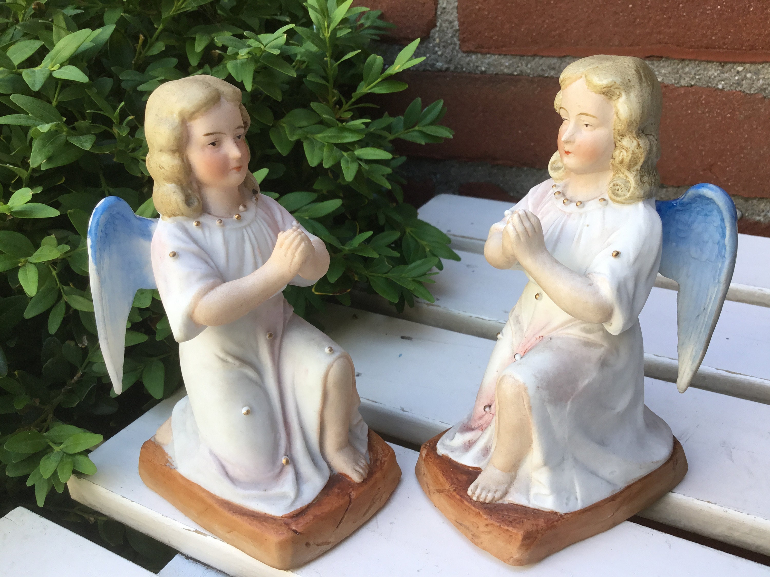 ビスケット磁器の天使 - 2 つのひざまずいて祈る天使 - アンティーク