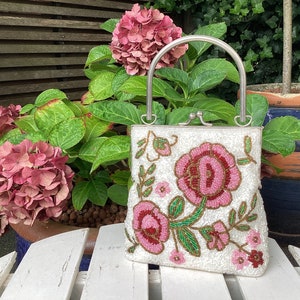 Handtasche oder Umhängetasche mit Perlen - 2 Metallgriffe - Metallkette/Schultergurt - hergestellt um 1960/1970 - fröhliche Farben