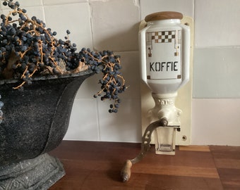 Très vieux moulin à café en céramique blanche avec des accents dorés et une inscription noire Étagère murale en bois de couleur crème au café Ca.1900 Hollande Pays-Bas