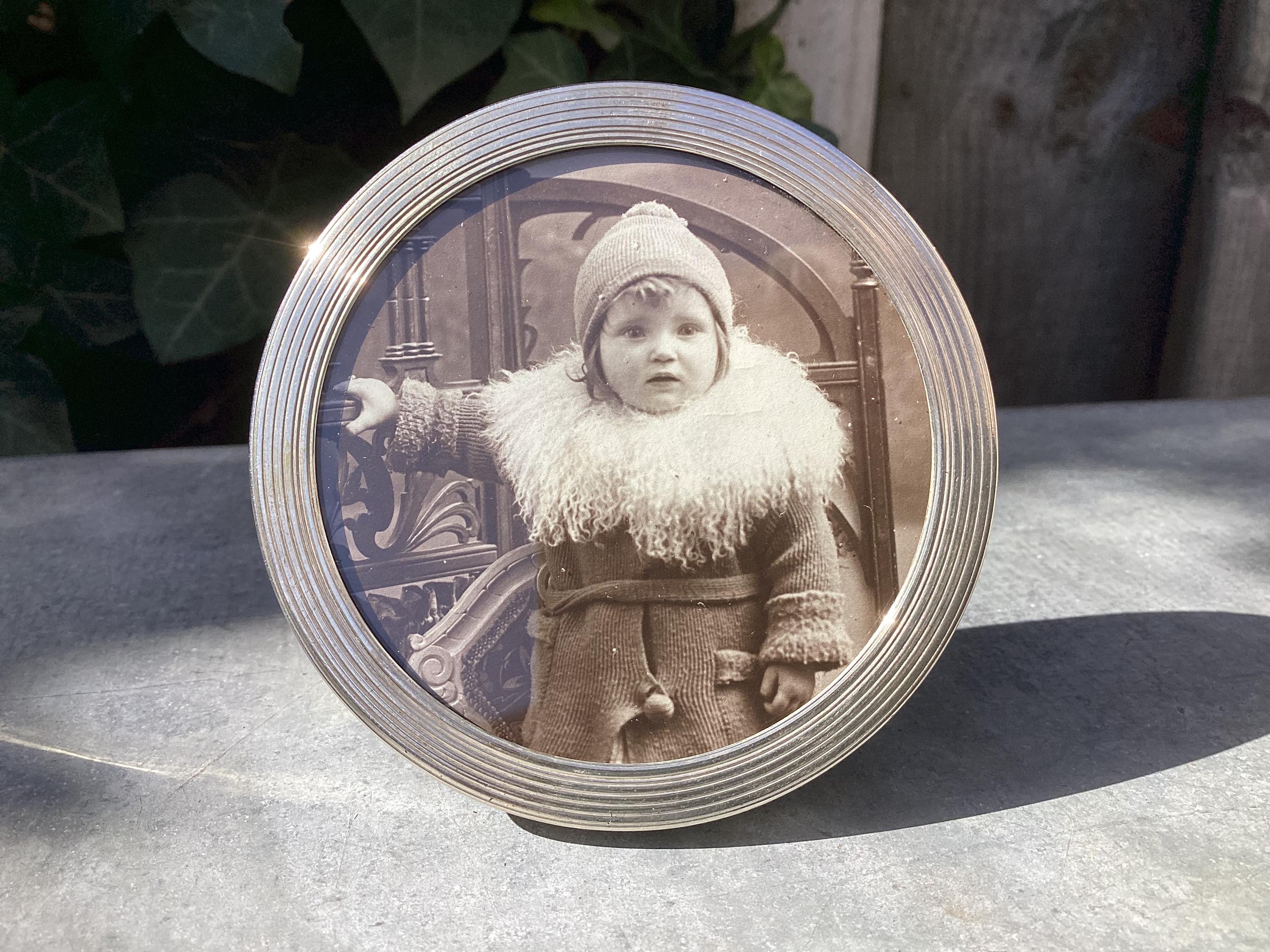 Round Photo Frame Sterling Silver 925 - Photo frame with simple, sleek ribbed edge - silver hallmarks - the back is made of wood