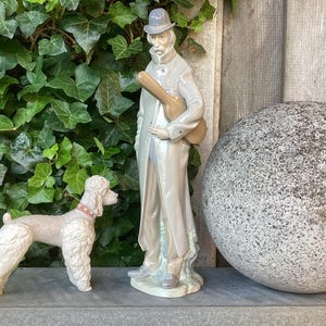 Grande statua Lladro di vecchio con violino in custodia - barboncino con collare rosa