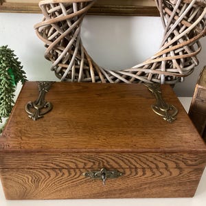 Antiguo cofre de madera con llave original y accesorios Art Nouveau: adecuado para guardar posesiones preciosas, como cartas o útiles de costura.