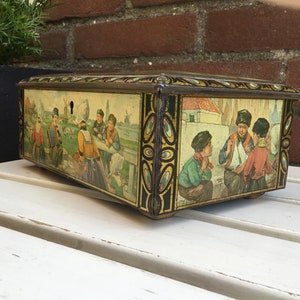 Old Dutch Tin, made ca. 1920 by widow Bekkers & son Dordrecht - cozy scene of Dutch children in traditional costumes