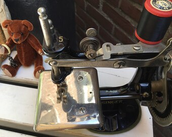 Machine à Coudre Enfant SINGER Années 1930 – Jouet En Tôle – Vintage Collection