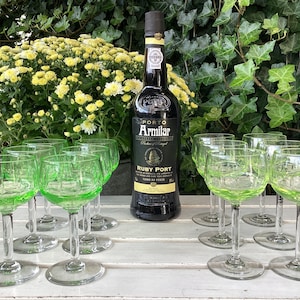 Annagroene Port Glass - Set of 6 Beautifully cut glasses with sleek motifs - the bowl is made of uranium glass - made 1900-1920