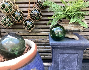 Oude glazen vissers ballen - drijfbal - visnet drijver -  van glas gemaakt in een mooie  kleur -glas met touw decoratief voor vijver en tuin