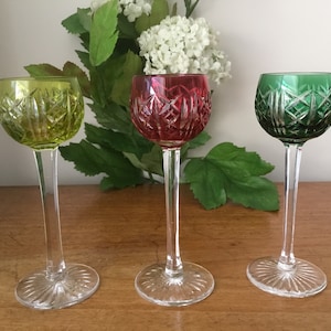 ST LOUIS Kristallmodell RIESLING 3 Likörgläser, geschliffene Motive, französisches Kristalllikörglas in 3 Farben – Rot – Hellgrün – Dunkelgrün