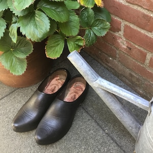 French Women&#39;s clogs with heel - made of wood with black leather - decorative - made around 1920 - 1930 - dress shoes for Sundays
