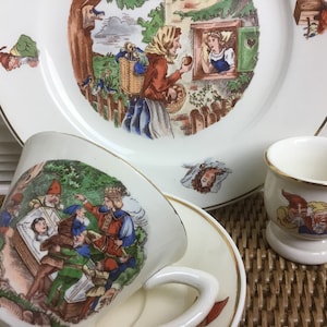 Children&#39;s tableware, dining tableware, Fairy Tale Snow White and the Seven Dwarfs by Gebr. Grimm, Société Ceramique Maastricht Ca. 1950 very rare