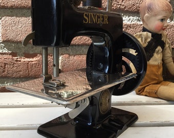 Singer Sewhandy Toy Sewing Machine - Black Antique Children's Toy