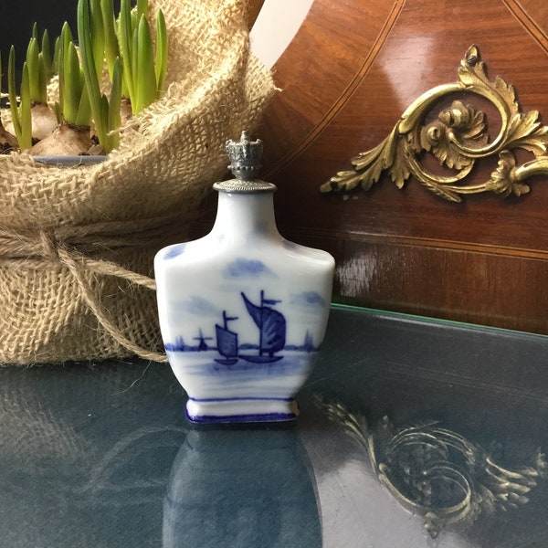 Flacon de parfum Boldoot - flacon d'eau de Cologne en porcelaine avec peinture en bleu de Delft d'un lac avec des bateaux à voile - bouchon en étain Ca.1910