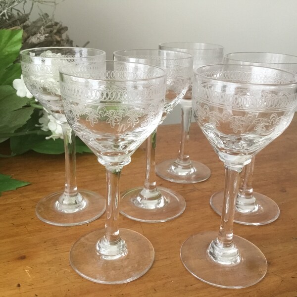 6 Franse antieke likeur glaasjes op hoge steel Ca.1910 chique geëtst