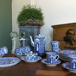 Maastricht Geschirr Regout – Dekor Langeleijs – Farbe Delfter Blau – Butterdose – Teekanne – Maestricht Holland, hergestellt um 1910