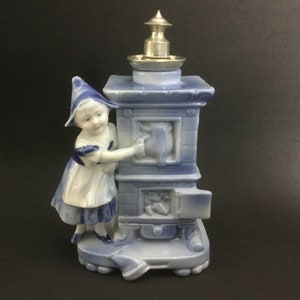 Perfume bottle, eau de cologne bottle, entirely made of Delft blue porcelain with a pewter stopper, Ca 1920