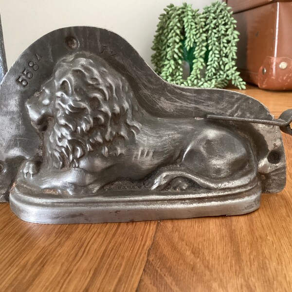 Antique chocolate mold Lion made around 1910 - 1920