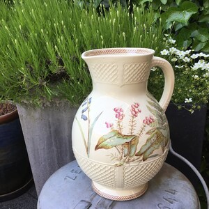 Grande brocca per l&#39;acqua in terracotta realizzata in Inghilterra intorno al 1920 - decoro con motivi floreali e motivo a griglia incassata.