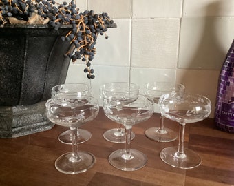 Altgeschliffene Champagner-Coupés – Set aus 6 eleganten Champagnergläsern auf einem schlanken hohen Stiel mit floralem Schliff – Coupés aus den 1950er Jahren