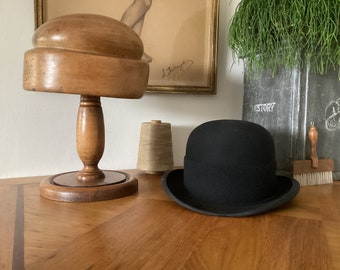 Bloc à chapeau décoratif spécial - ancien moule à chapeau en bois - pour un modèle spécial de chapeau de femme - fabriqué vers 1940