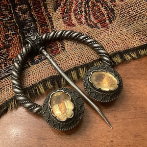 Fibula clothing pin with oval 19th century cut citrine - a fantastic antique piece of jewelry to embellish your clothing, scarf or shawl