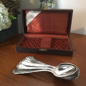 Tea, dessert spoon in original stylish box lined with silk - set of 6 heavily silver-plated spoons made around 1930 - nice gift