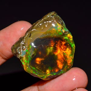 Ethiopian Welo Opal Rough Gemstone: Flashy Fire Crystal, 74.70 CTS