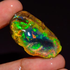 Ethiopian Welo Opal Rough Gemstone: Flashy Fire Crystal, 40.00 CTS