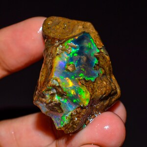 Ethiopian Welo Opal Rough Gemstone: Flashy Fire Crystal, 84.00 CTS