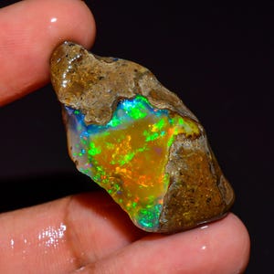 Ethiopian Welo Opal Rough Gemstone: Flashy Fire Crystal, 34.10 CTS