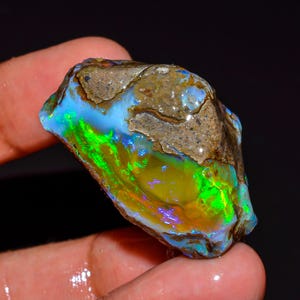 Ethiopian Welo Opal Rough Gemstone: Flashy Fire Crystal, 82 CTS