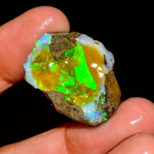 Ethiopian Welo Opal Rough Gemstone: Flashy Fire Crystal, 22.00 CTS