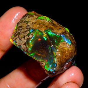 Ethiopian Welo Opal Rough Gemstone: Flashy Fire Crystal, 95.00 CTS