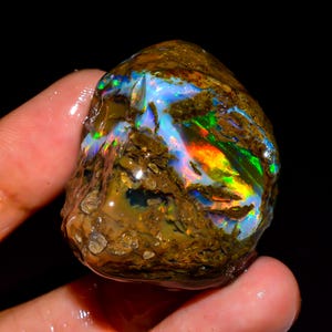 Ethiopian Welo Opal Rough Gemstone: Flashy Fire Crystal, 143.00 CTS