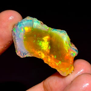 Ethiopian Welo Opal Rough Gemstone: Flashy Fire Crystal, 23.50 CTS