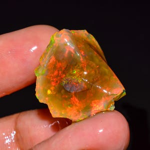 Ethiopian Welo Opal Rough Gemstone: Flashy Fire Crystal, 27.30 CTS