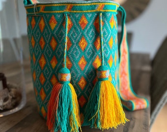 Borsa mochila Wayuu, borsa a tracolla grande di alta qualità fatta a mano con un filo