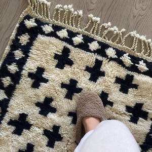 Kreuze in Weiß und Schwarz Marokkanischer Teppich, Wollteppich nach Maß, handgefertigt von marokkanischen Handwerkern