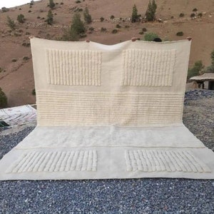 Off White Moroccan Wool Rug: Handmade Beni Mrirt Berber Design