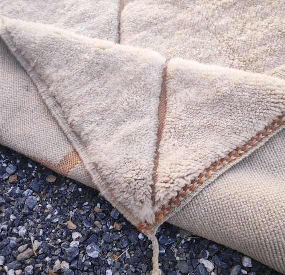 Handmade Beni Mrirt Rug: Off White Moroccan Rug with Terracotta Lines