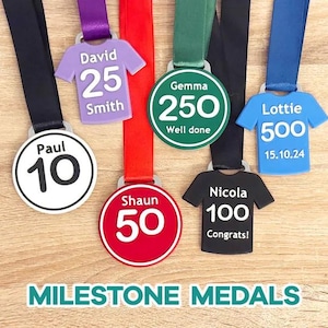 Medalha comemorativa com o nome do corredor, fita com código de cores e entrega de primeira classe.