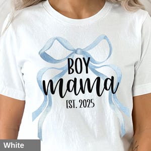 Koszulka dla mamy chłopca Est. 2025, Niebieska kokarda dla mamy, Koszulka dla mamy chłopców, Prezent dla nowej mamy, Koszulka na baby shower, Top z kokardą Coquette, Prezent dla kobiety w ciąży
