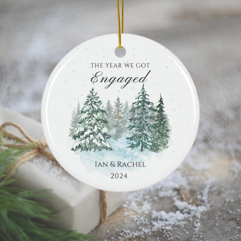 Adorno personalizado para compromiso, primera Navidad de los comprometidos, regalo para parejas imagen 1