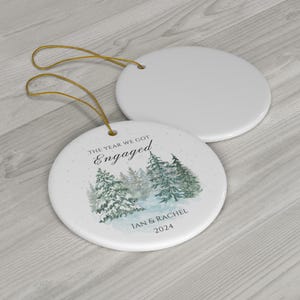 Adorno personalizado para compromiso, primera Navidad de los comprometidos, regalo para parejas imagen 2