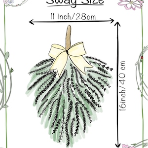 Pu&ograve; includere: Un'illustrazione digitale di un festone decorativo con fogliame verde simile a pino e un fiocco color crema. Il testo recita Swag Size, 11 inch/28cm e 16 inch/40 cm, indicando le dimensioni dell'articolo con frecce di misurazione.